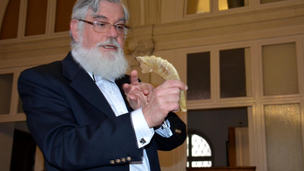 Rabín Michael Dushinsky ukazuje šofar