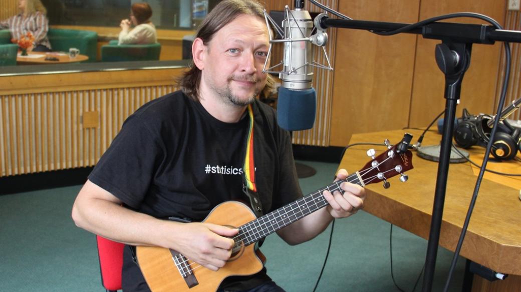 Písničkář René Souček hraje na ukulele