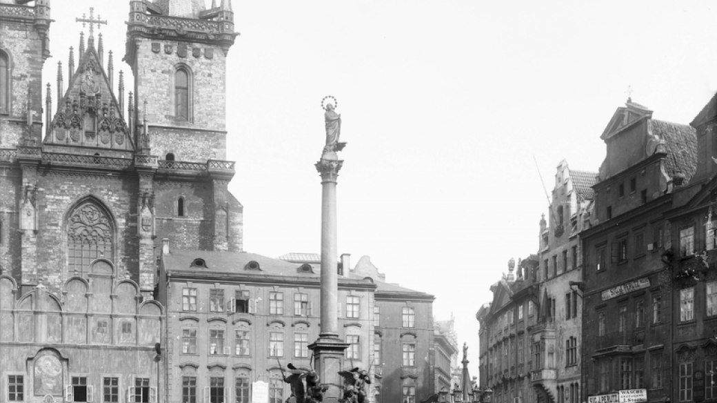 Mariánský sloup na Staroměstském náměstí v Praze v roce 1900