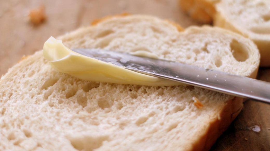 Namazat si chléb s máslem znamená sáhnout hlouběji do peněženky