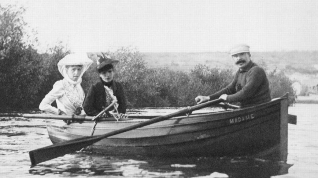 Geneviève Straus (paní Bizetová), paní Maurice Lippmannová (rozená Colette Dumasová z Hauterive) a Guy de Maupassant v roce 1889