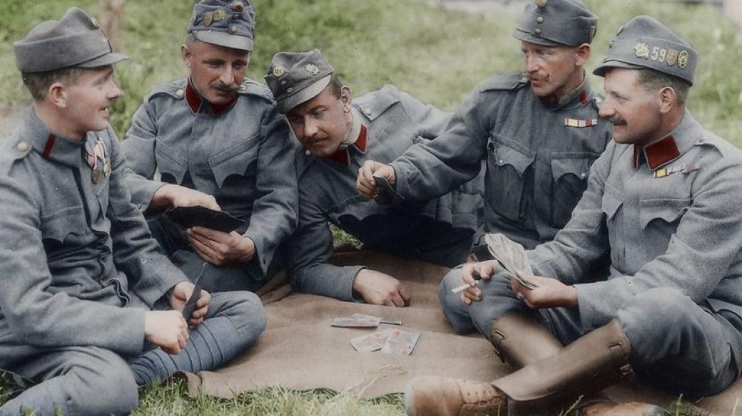 Vojáci Rakousko-Uherska hrají karty (ilustrační foto).