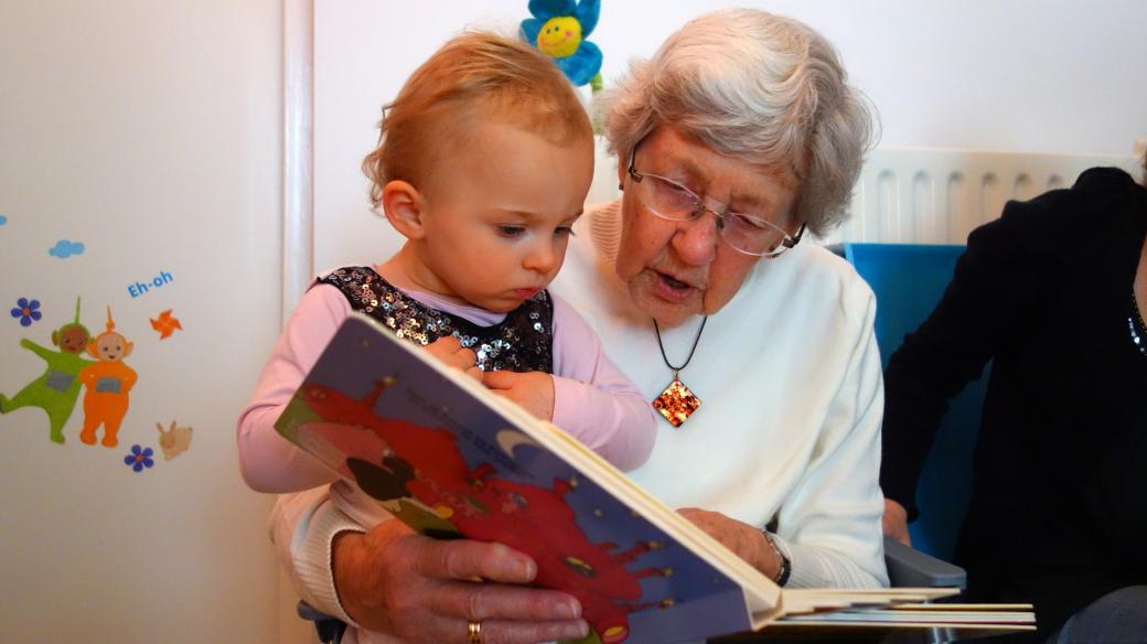 Babička dítě čtení