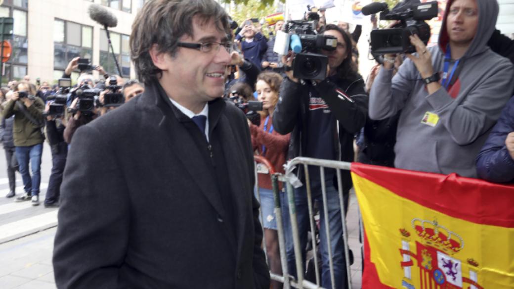 Carles Puigdemont jeden den tvrdí, že se soudnímu stíhání bránit nebude, druhý trvá na pravém opaku