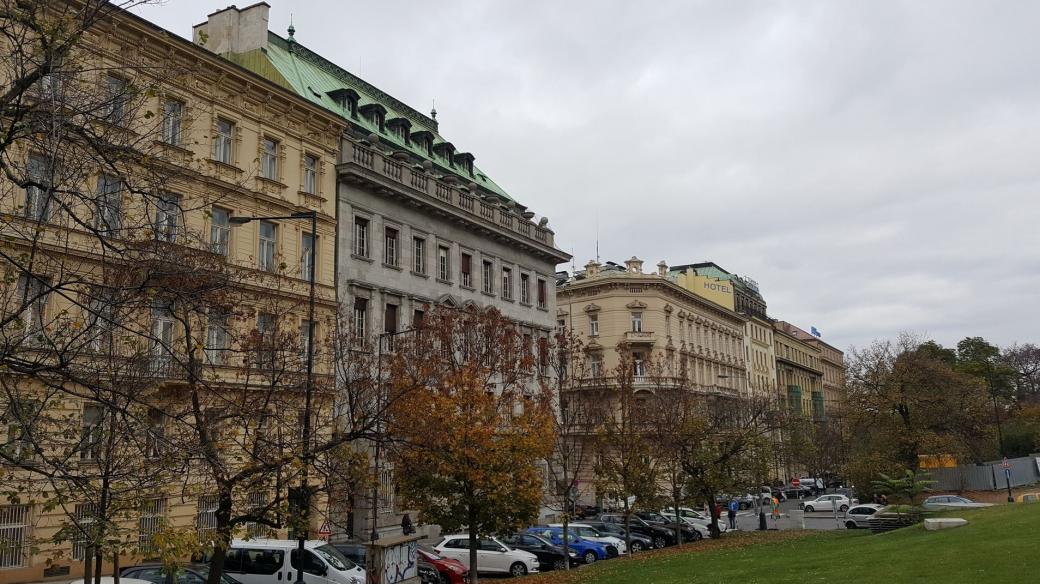 Petschkův palác byl vybudován jako novoklasicistní budova ve 2. polovině 20. let 20. století