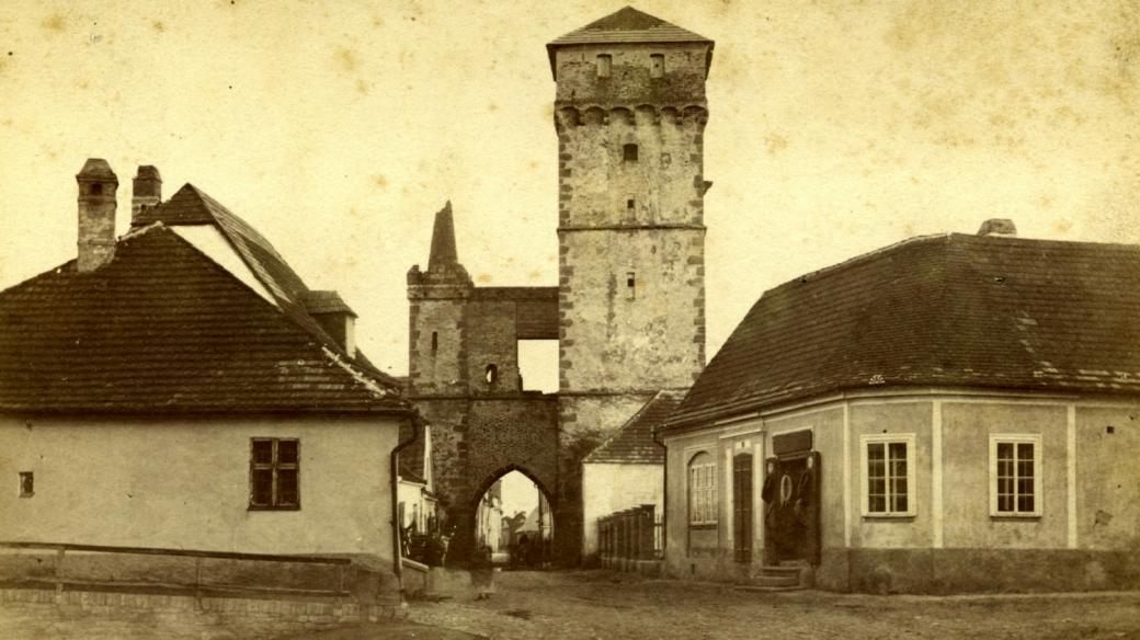 Pohled na Pražskou bránu před opravou r. 1882