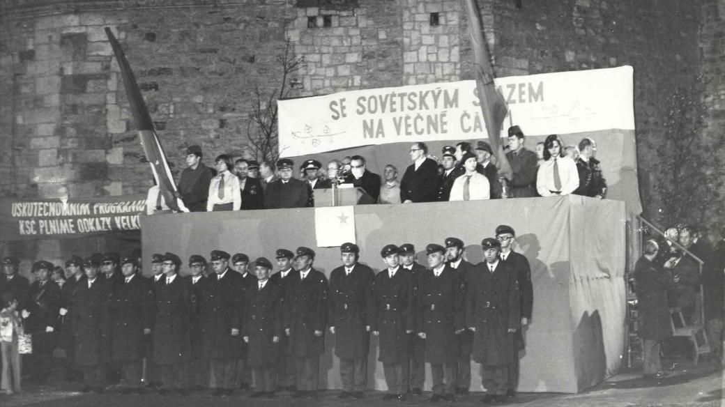 Oslavy Velké říjnové socialistické revoluce v okresním městě v osmdesátých letech
