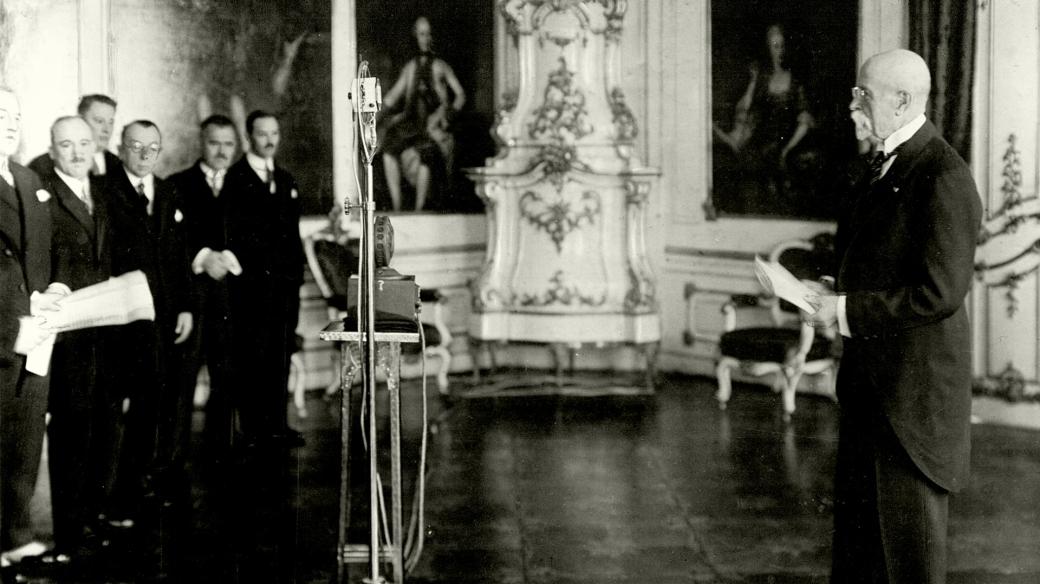 Prezident T. G. Masaryk předčítá do rozhlasového   mikrofonu své poselství k 10. výročí samostatného Československa (28. října 1928)