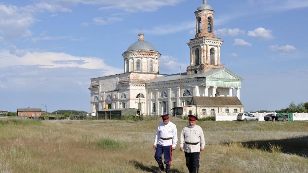 Do chrámu svatého Mikuláše dnes pravidelně dochází padesát místních kozáků