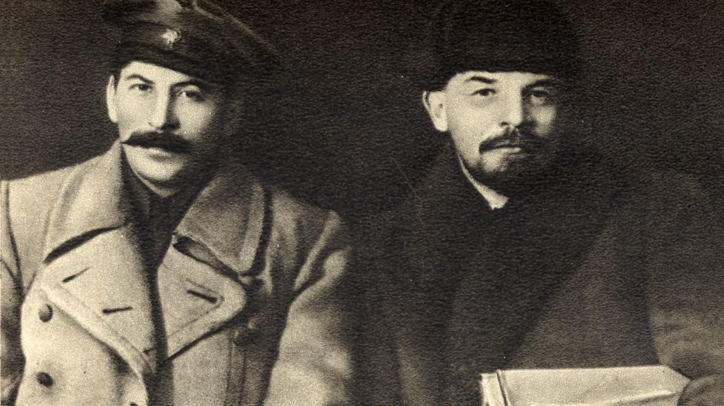 Josif Vissarionovič Stalin a Vladimír Iljič Lenin na 8. sjezdu ruských komunistů 18. března 1919
