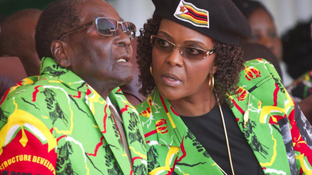 Mocenská klika v čele s Grace Mugabeovou (vpravo) vystupňovala přípravy na dynastický přesun vlády z manžela na manželku