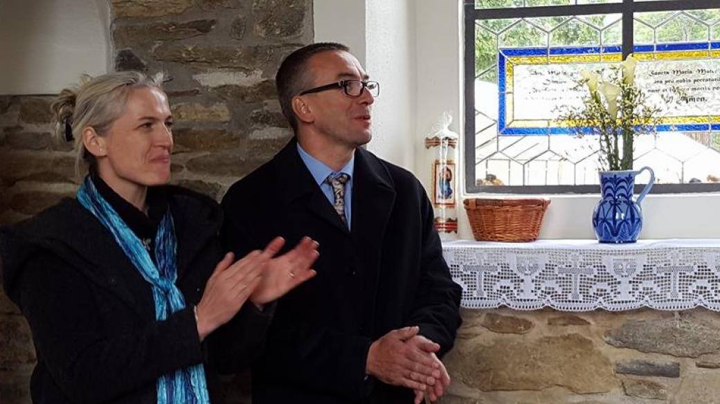 Manželé Jakub a Alena Vinčálkovi v nové kapli ve Vatěticích