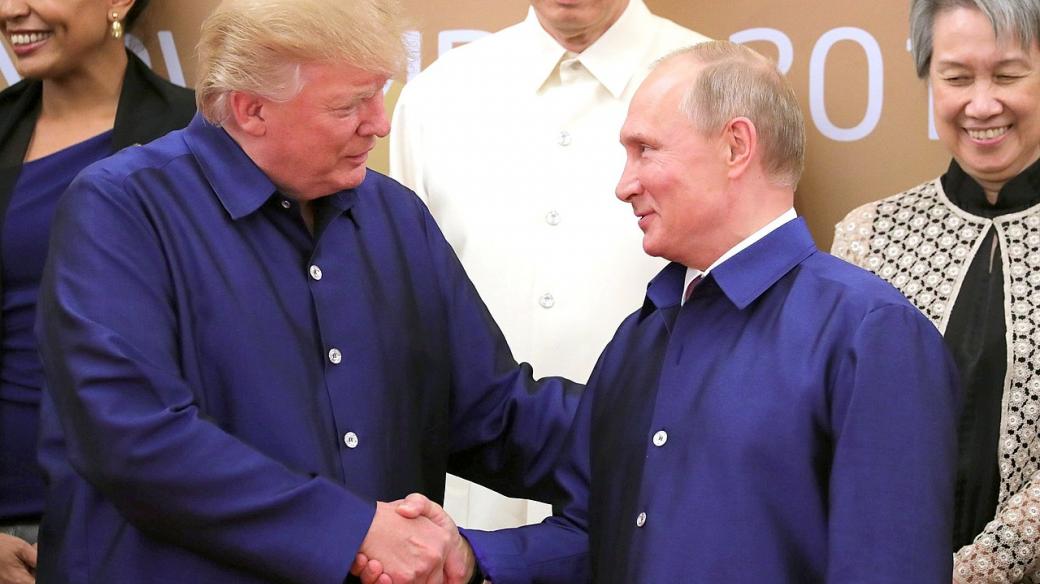 Donald Trump a Vladimir Putin během setkání v listopadu 2017