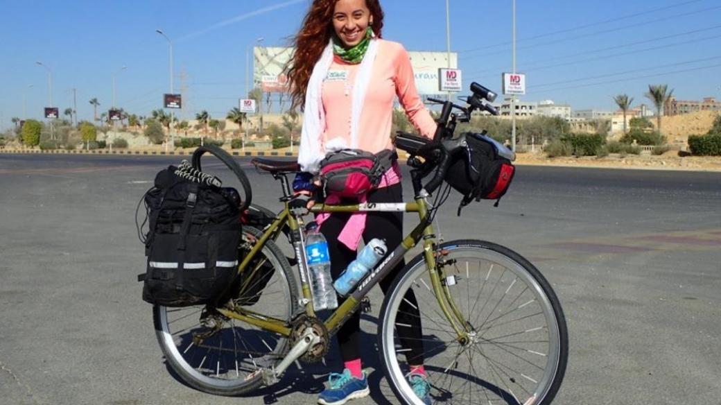 Hamsa Mansúrová v sobotu sedla v Káhiře na kolo a jako první Egypťanka v historii se sama vydala na dálkovou cyklojízdu