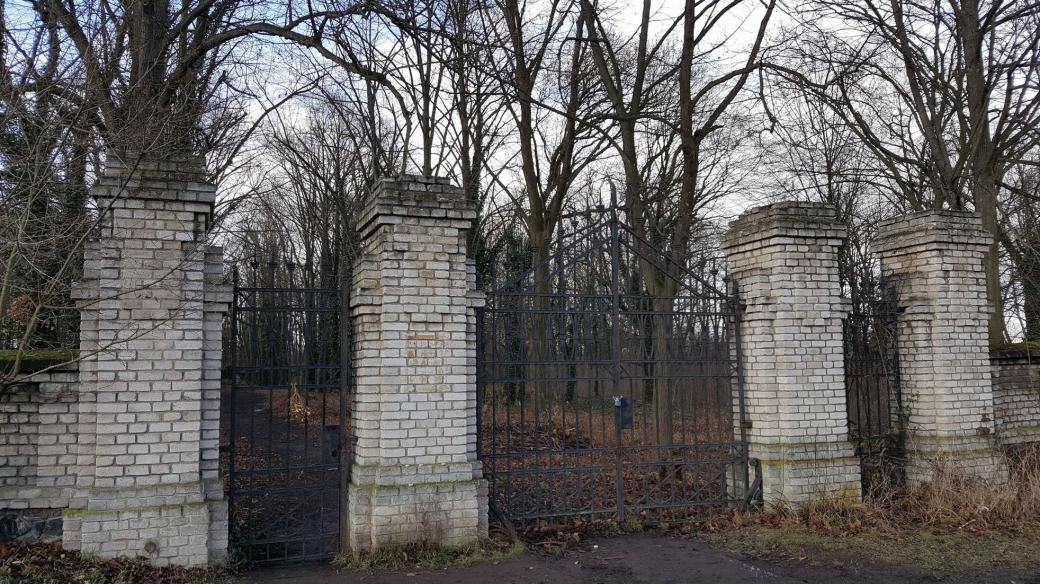 Hřbitovní brána