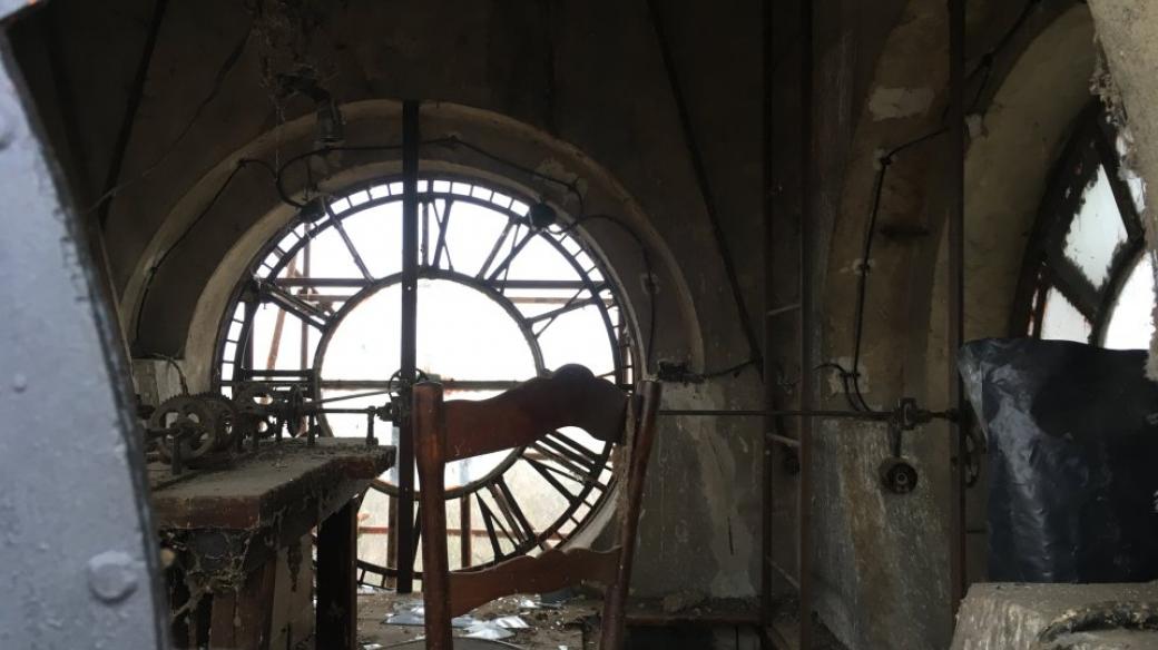 Už za pár týdnů se lidé při pohledu na věž evangelického kostela v Žatci opět dozvědí, kolik je hodin