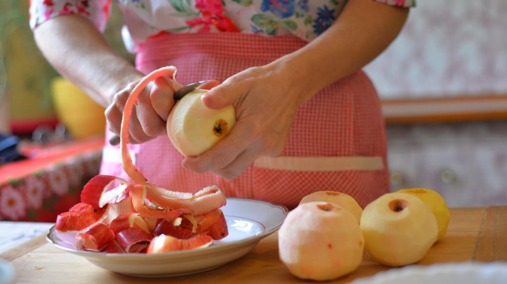 Nejprve oloupeme a nastrouháme jablka, abychom po nastrouhání získali 600 g jablečné směsi
