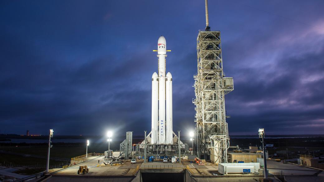 Raketa Falcon Heavy společnosti Space X by měla doletět na oběžnou dráhu Marsu.