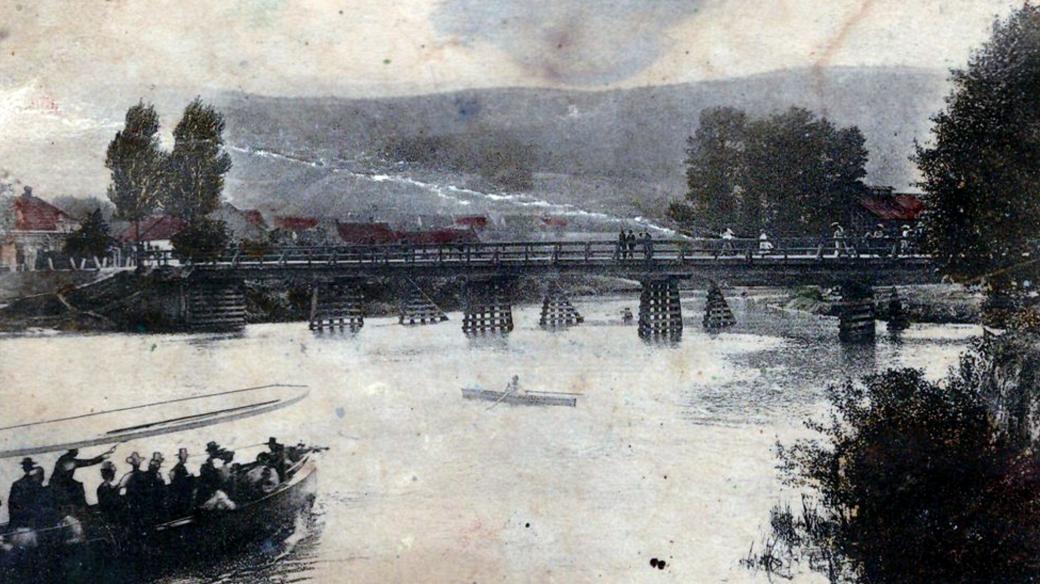 Dobová pohlednice mostu v Jundrově, který se stal Raplovi osudným