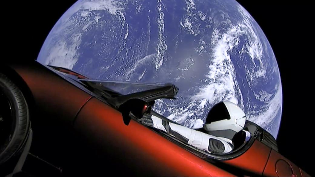 Tesla ve vesmíru (Falcon Heavy)