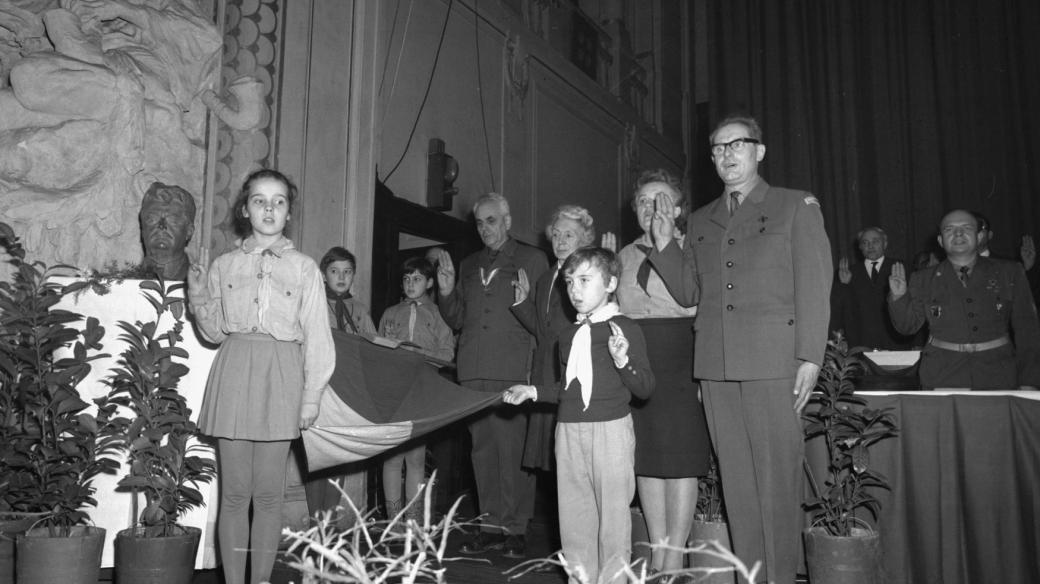 III. sněm Junáka v Obecním domě, 23. 11. 1968. Nově zvolený starosta organizace Antonín Sum na snímku vpravo