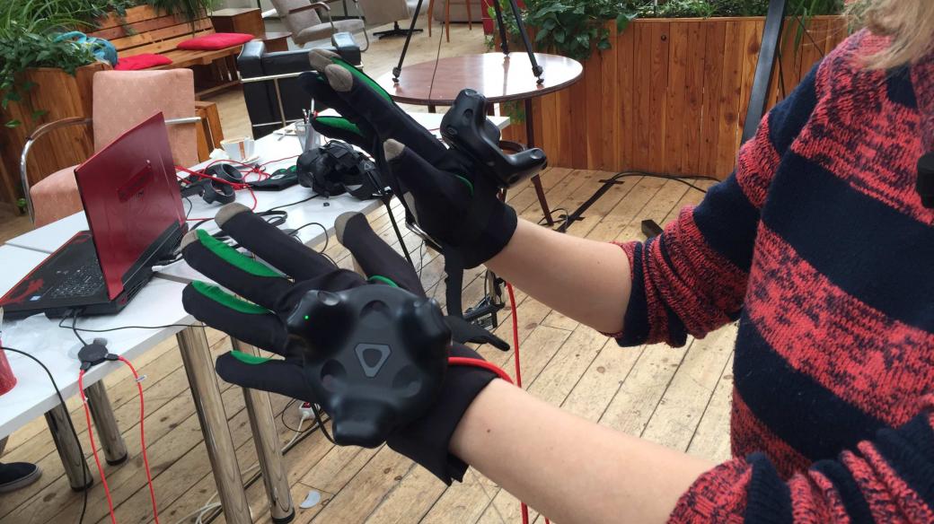 Hmatové rukavice pomocí vibrací a 3D modelu zprostředkovávají nevidomým ojedinělý zážitek z umění