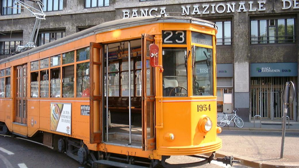 Historická tramvaj slouží nejen turistům, ale i běžným obyvatelům Milána