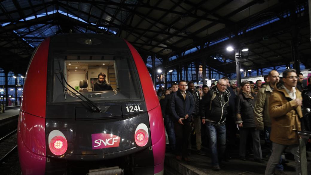Ve Francii stávkují železničáři i zaměstnanci letecké společnosti Air France