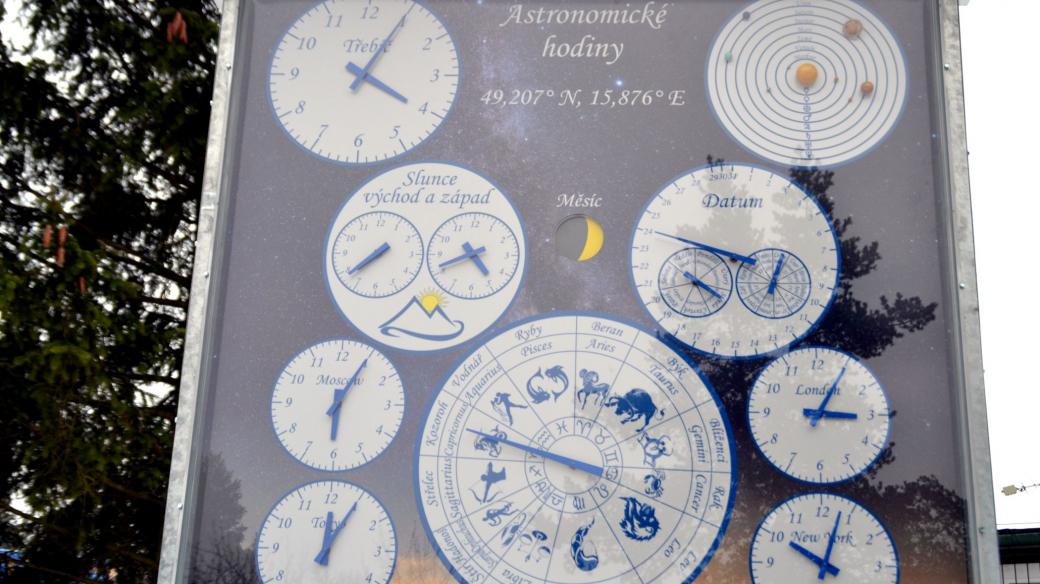Třebíčskou hvězdárnu zdobí i poměrně nové astronomické hodiny, které si mladí astronomové postavili sami