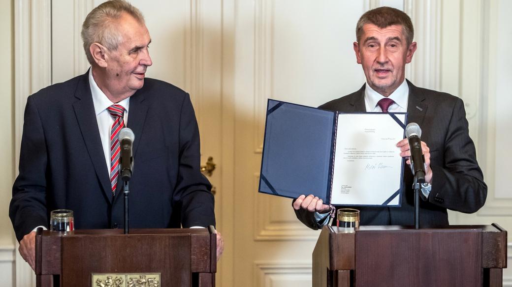 Prezident Miloš Zeman pověřil 31. října 2017 šéfa hnutí ANO Andreje Babiše, aby sestavil novou vládu. Ten hrdě ukázal pověřovací dekret
