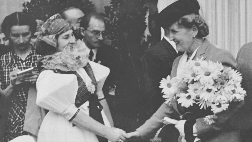 Hana Benešová děkuje za hanácký kroj, který dostala darem při návštěvě v Olomouci (červenec 1946)