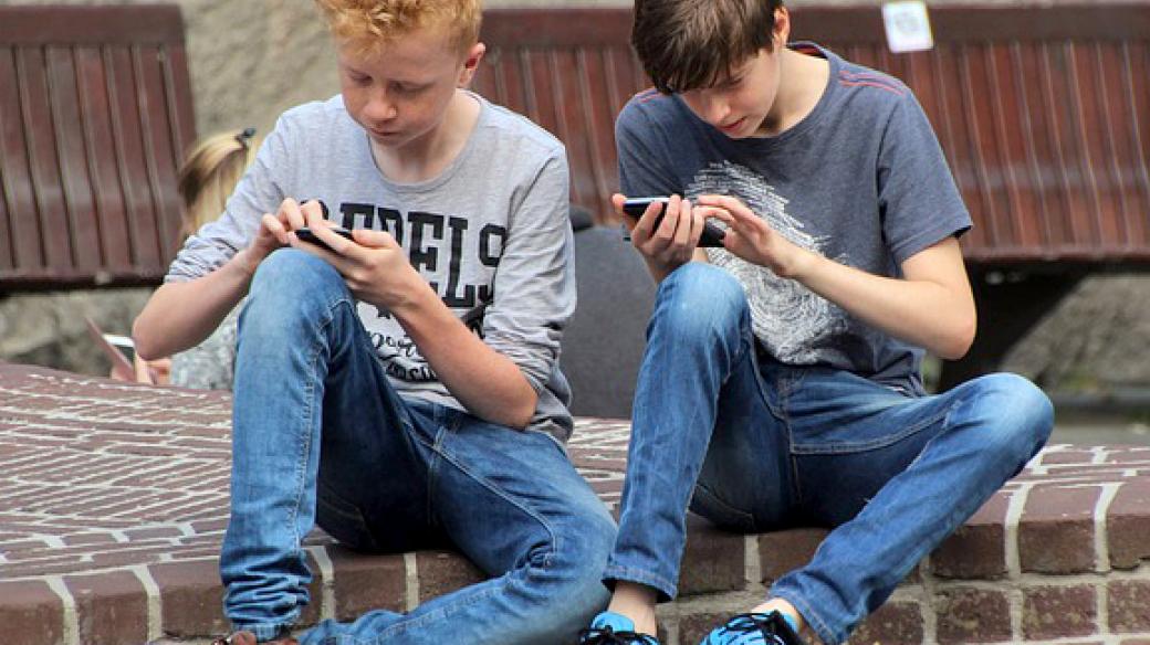 Dva chlapci s mobilem