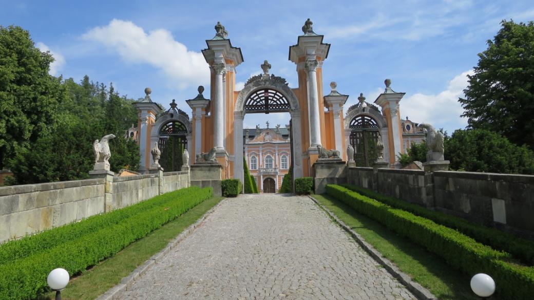 Vstupní brána do zámeckého areálu v Nových Hradech u Litomyšle
