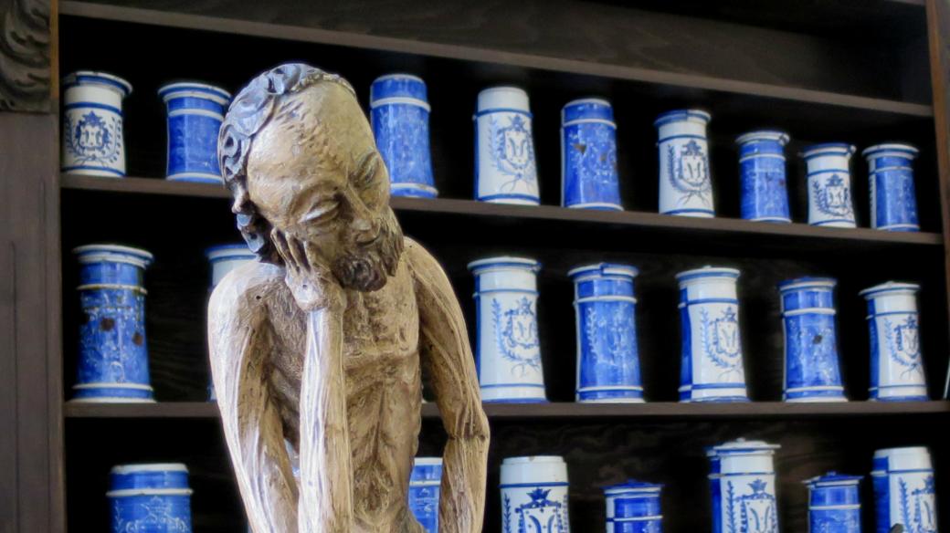 Součástí choltické barokní lékárny byla kdysi i tato dřevěná plastika, symbolizující Nemoc