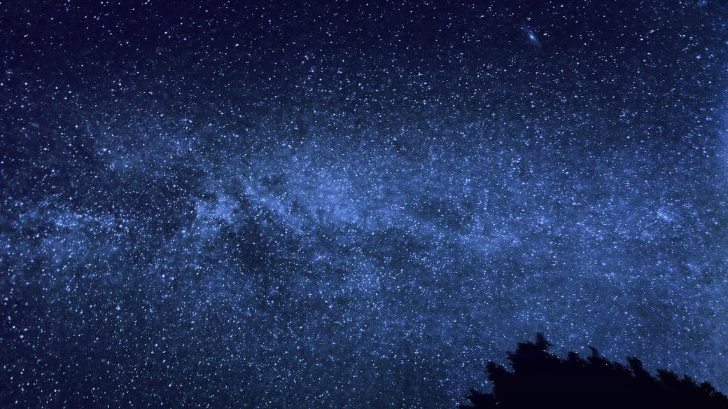 Mléčná dráha s galaxií v Andromedě, viditelnou vpravo nahoře