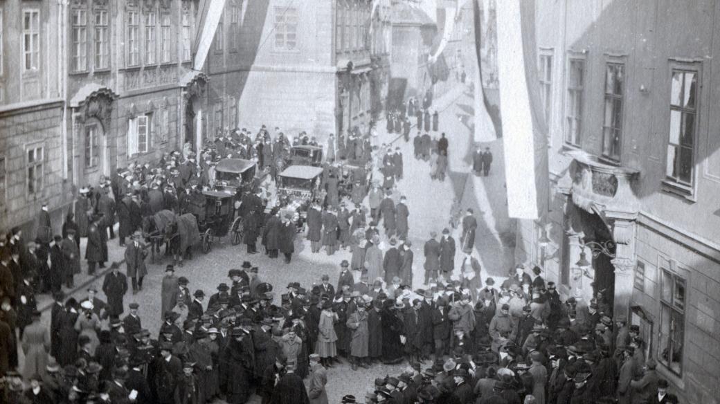 Před sněmovnou 14. listopadu 1918. Uvnitř poslanci právě volí první československou vládu a prezidenta