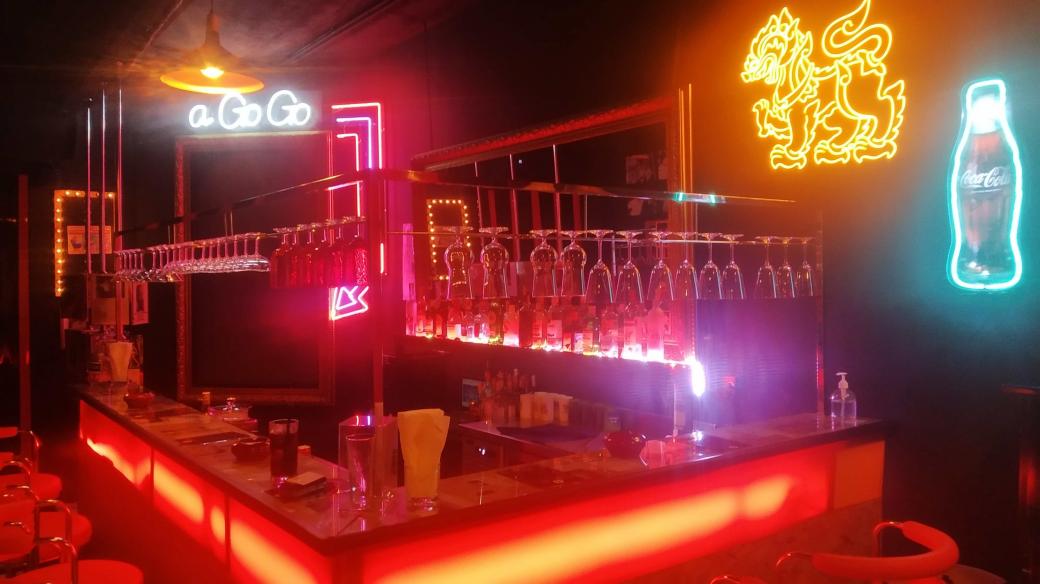 Muzeum Pat Pong má i svůj bar, který jako kdyby z oka vypadl strip a karaoke barům