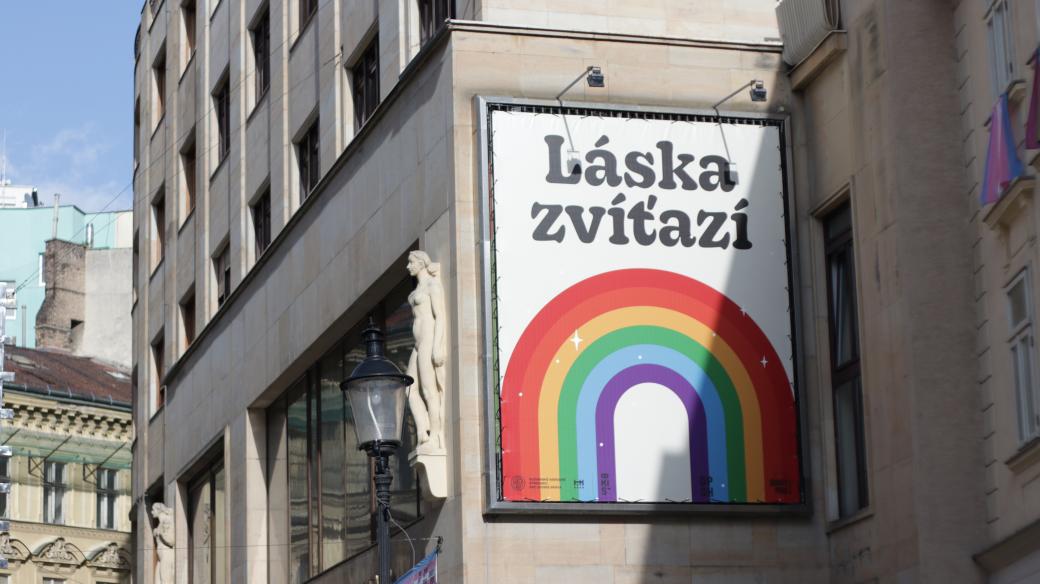 Bratislavské instituce a podniky se po teroristickém útoku na bar Tepláreň snaží dát před volbami najevo podporu LGBTQ+ lidem