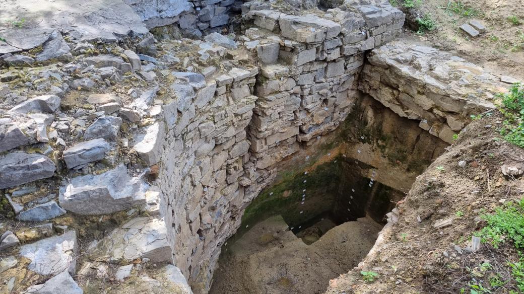 Archeologové odkrývají staré hlučínské hradby