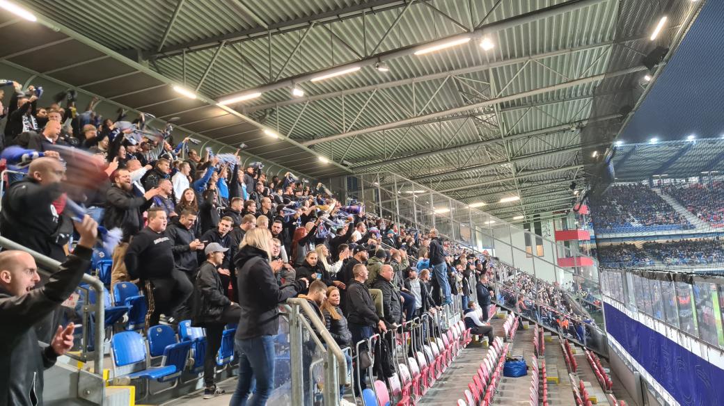 Sektor pro hostující fanoušky na stadionu v Plzni. Tentokrát ho obsadili příznivci Baníku Ostravy