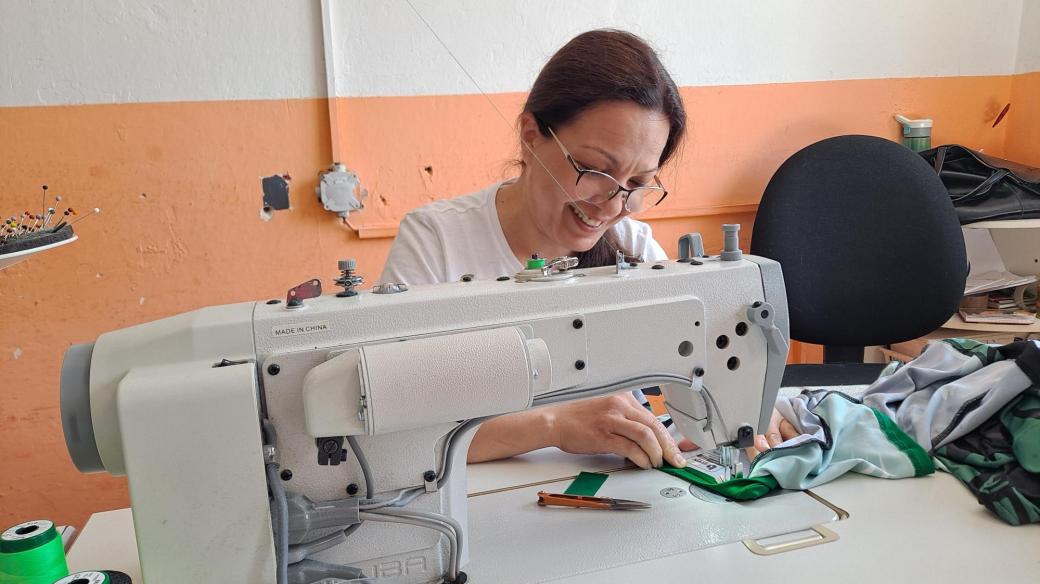 Matka Polyny, Larysa, si našla práci v šicí dílně