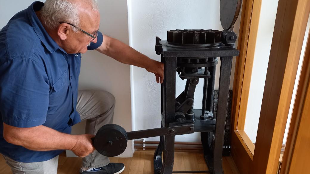 Místostarosta Starého města na Bruntálsku Antonín Směšný ukazuje, jak funguje dělička těsta