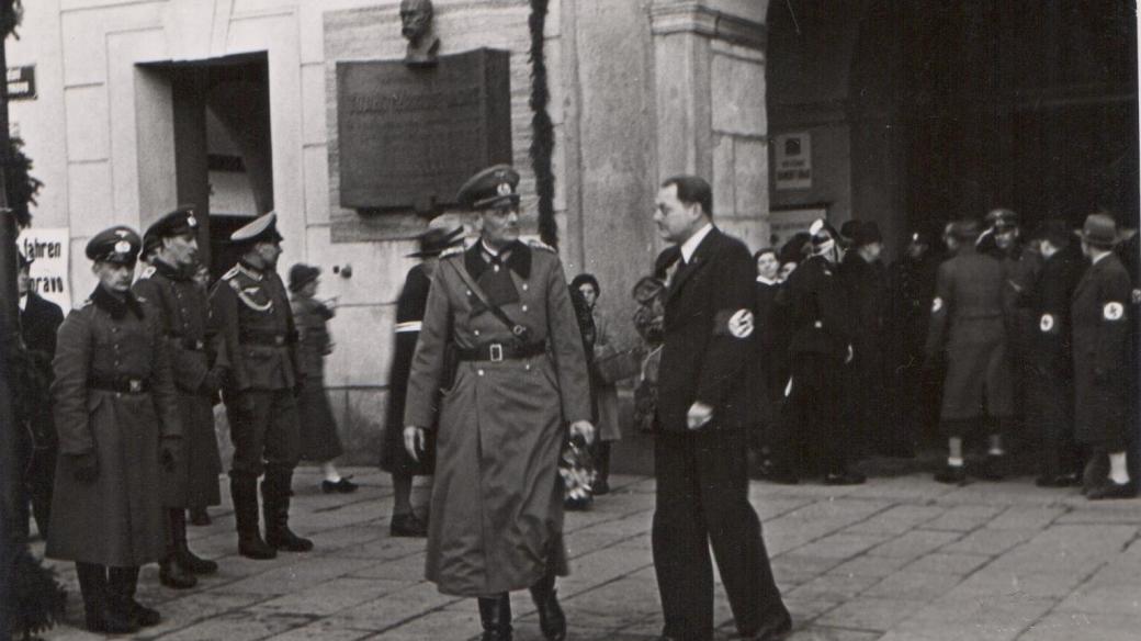15. březen 1939 na náměstí v Českých Budějovicích. Snímek zachycuje uvítání německých velitelů před radnicí tehdejším vládním komisařem města Friedrichem Davidem