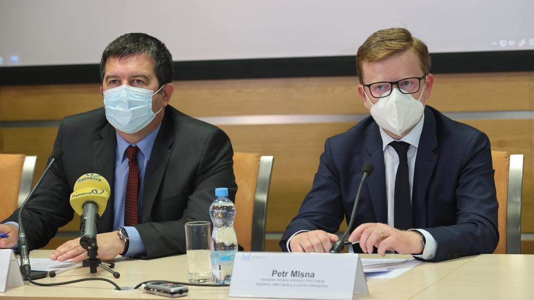 Ministr vnitra Jan Hamáček a Petr Mlsna, náměstek ministra pro řízení legislativy
