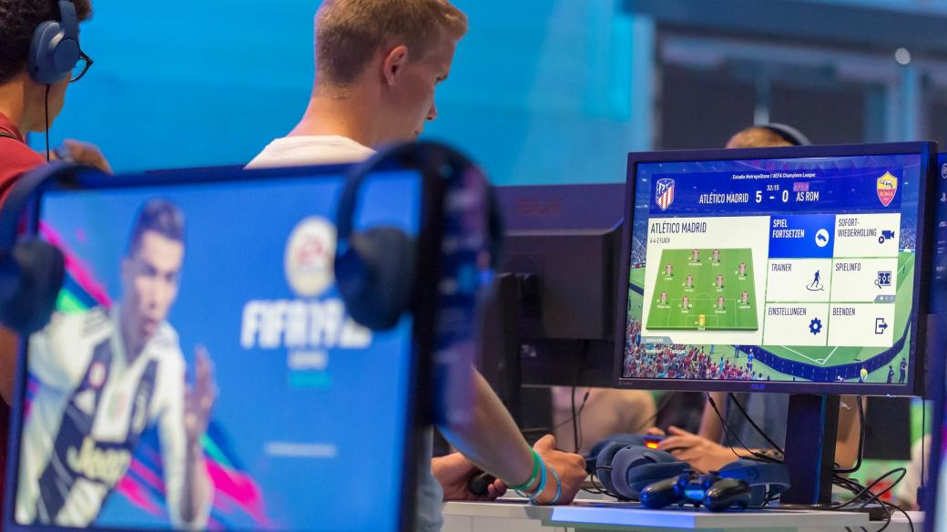 Hráči počítačové hry FIFA na turnaji (ilustrační snímek)