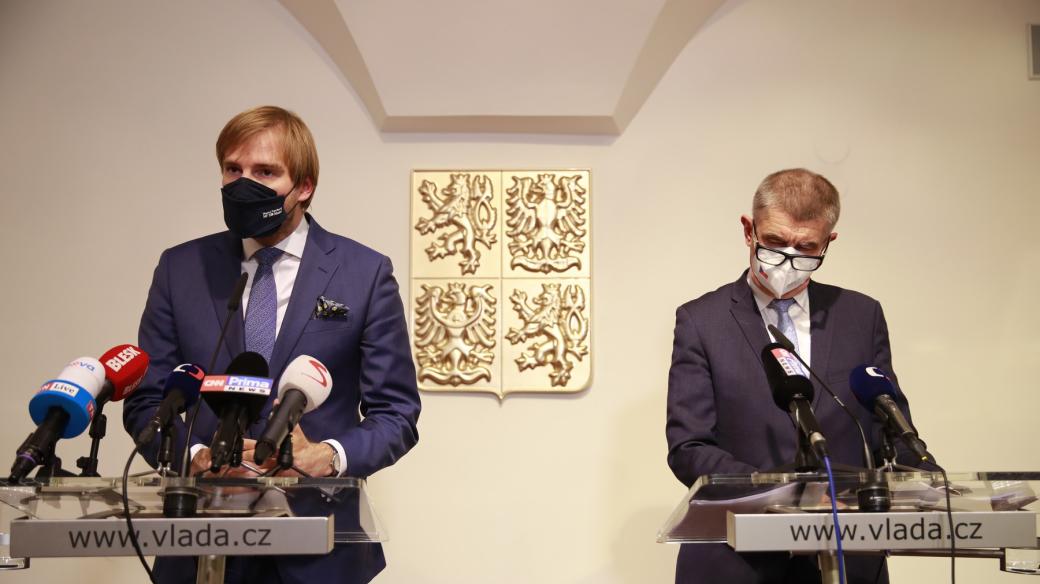 Ministr zdravotnictví Adam Vojtěch (vlevo) a premiér Andrej Babiš