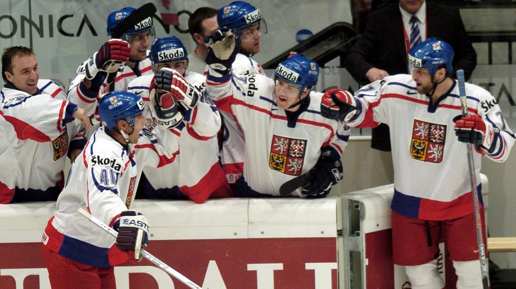 Václav Prospal (vlevo) se společně se spoluhráči raduje z prvního gólu vstřeleného týmu Kanady ve finále hokejového mistrovství světa ve Vídni.