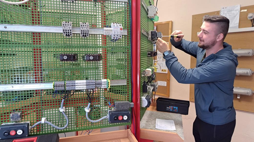 SOU elektrotechnické v Plzni eviduje velký zájem o dálkové studium oboru elektrikář