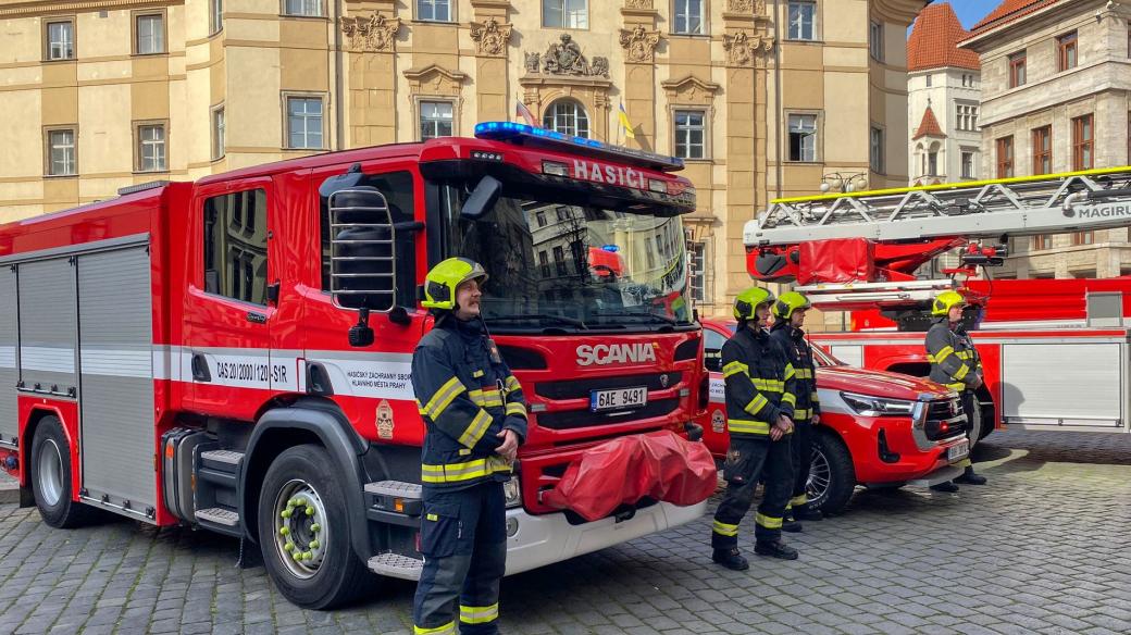 Spanilá jízda pražských hasičů k výročí 170 let od založení profesionálního sboru