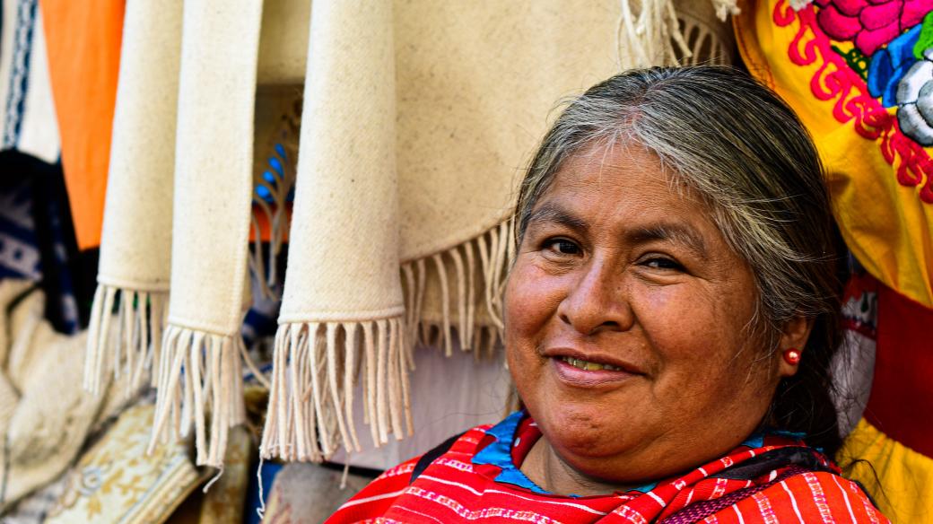 Spolupráce s etnikem Triquis na tématu wipiles – jejich tradičních červených oděvů